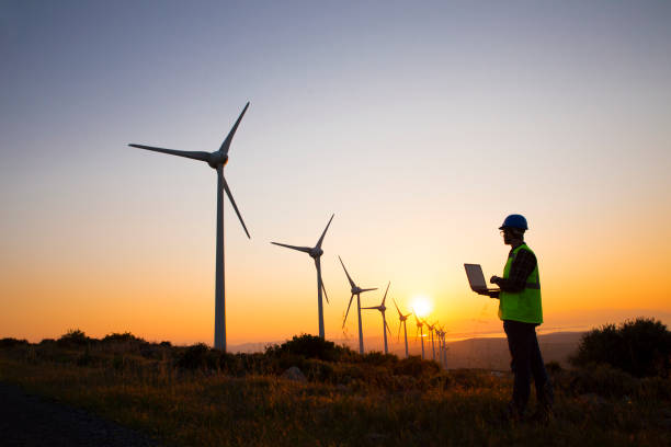 ingenieros de la turbina de viento - energía renovable fotografías e imágenes de stock