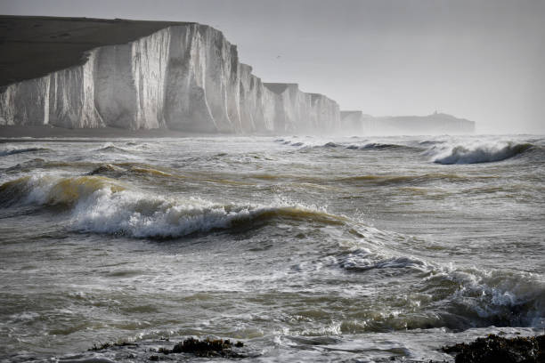 English Channel storm Dramatic waves in the English Channel set against the majestic white cliffs known as the Seven Sisters, East Sussex, UK chalk rock stock pictures, royalty-free photos & images