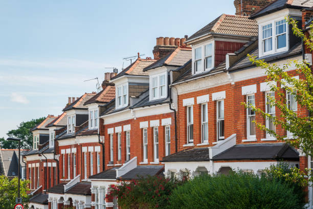 englische reihenhäuser mit dachgauben in crouch end, london - dachfenster stock-fotos und bilder
