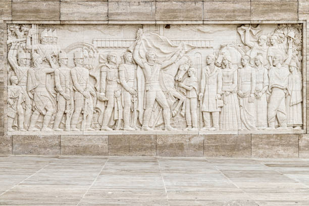 雕刻在牆上,在國旗紀念碑上由曼努埃爾·貝爾格拉諾指揮的英雄場景 - messi. 個照片及圖片檔