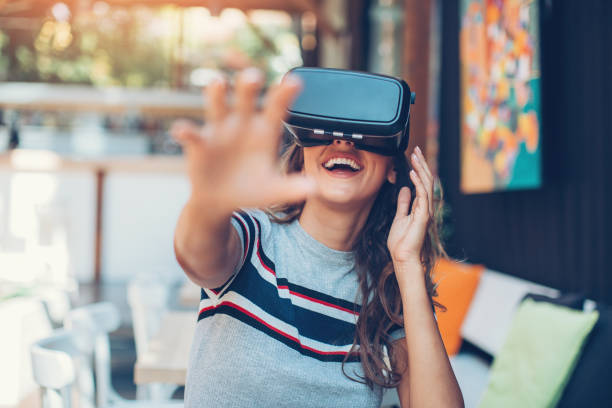virtual reality-technologie genießen - vr brille stock-fotos und bilder
