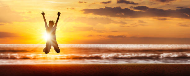 njutning av livet vid solnedgången stranden - energetic jumping bokeh bildbanksfoton och bilder