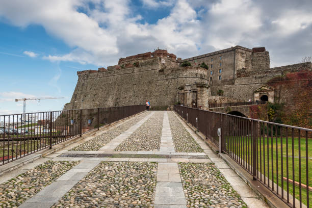 cancello d'ingresso e ponte per il castello di savona, italia - roma cagliari foto e immagini stock