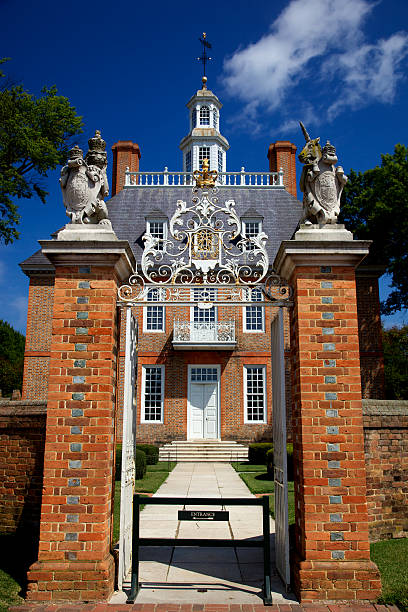 Entrance to Governor's Palace Williamsburg Entrance and sign to Governor's Palace or House of colonial style Williamsburg, VA rebuilt in 1782 after a fire destroyed the original built in 1722 williamsburg virginia stock pictures, royalty-free photos & images