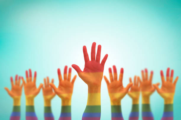 lgbt igual movimento de direitos e o conceito de igualdade de gênero com bandeira de arco-íris nas mãos das pessoas acima - homofobia - fotografias e filmes do acervo