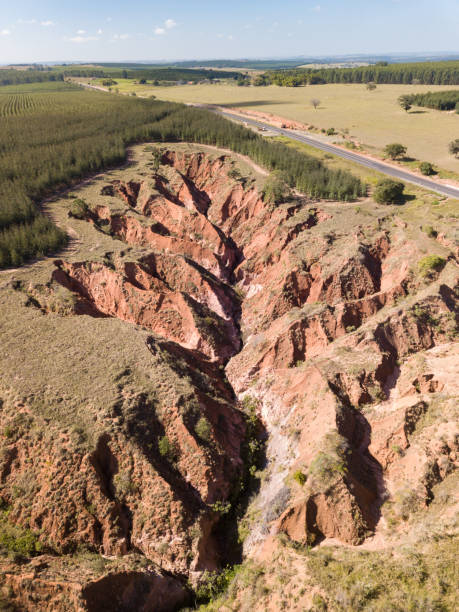 erosion som utvecklades till gully nära motorvägen - soil erosion bildbanksfoton och bilder