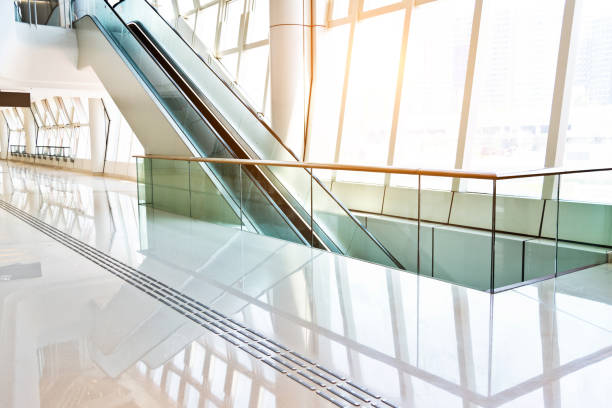 escalator on modern office building - airport lounge business imagens e fotografias de stock