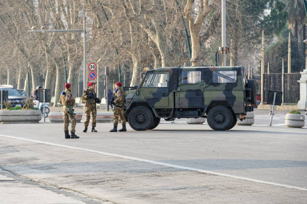 esercito italienische armee land verteidigungsstreitkräfte fahrzeug als teil der "operation safe streets" an der küste von napoli. - italienisches militär stock-fotos und bilder