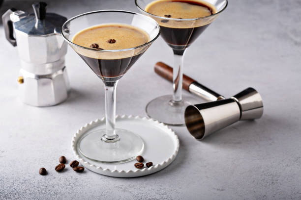 espresso martini in twee glazen - espresso stockfoto's en -beelden