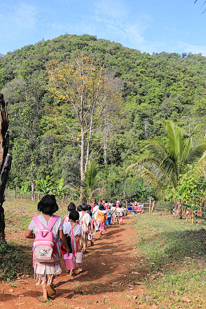 etnie bambini all'istruzione in tailandia - fotografia immagine foto e immagini stock