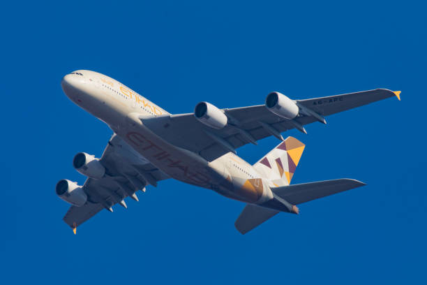 etihad a380 flugzeug nähert sich jfk - etihad airways stock-fotos und bilder