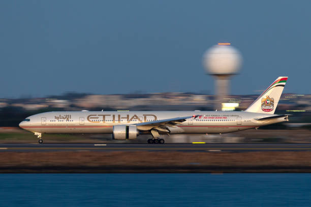 etihad airways boeing 777 landet kurz nach sonnenuntergang auf dem flughafen sydney. - etihad airways stock-fotos und bilder