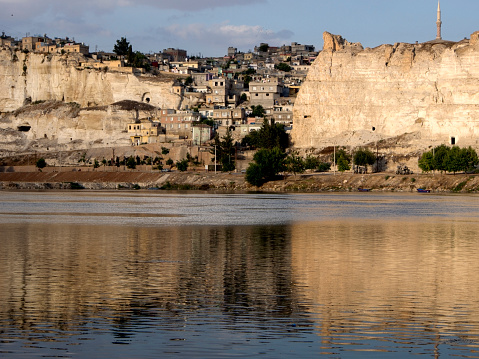 https www istockphoto com photo euphrates river in birecik turkey gm917008344 252302557