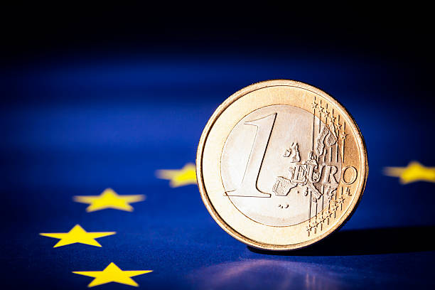euro-münze auf europäischen union flag - eu währung stock-fotos und bilder