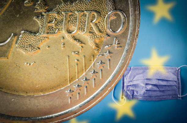 2 euro-münze mit einer gesichts-op-maske. - eu währung stock-fotos und bilder
