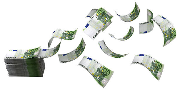 euro dinheiro a voar finanças conceito de fluxo de fundos - notas euros voar imagens e fotografias de stock