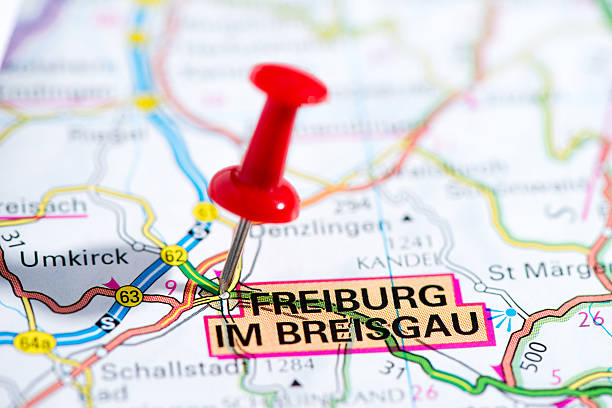 европейских городов на карте серии: фрайбург-в-брайсгау - freiburg стоковые фото и изображения