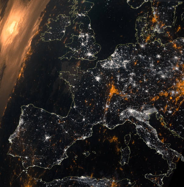 vista spaziale della composizione della mappa europea. illuminazione notturna dalle luci della città. elementi di questa immagine forniti dalla nasa - italia mondiali foto e immagini stock