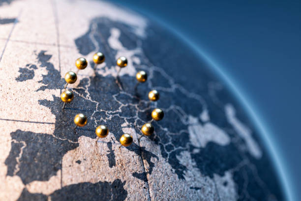 europese unie-golden pins op kurken bord globe - europese unie stockfoto's en -beelden