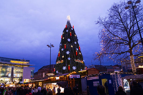 abend-blick auf den weihnachtsmarkt dortmund - dortmund stock-fotos und bilder