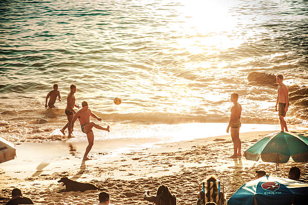 cena de noite com futebol na praia em salvador do brasil barra - futebol de praia imagens e fotografias de stock