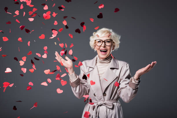 donna anziana eccitata con coriandoli - san valentino single foto e immagini stock