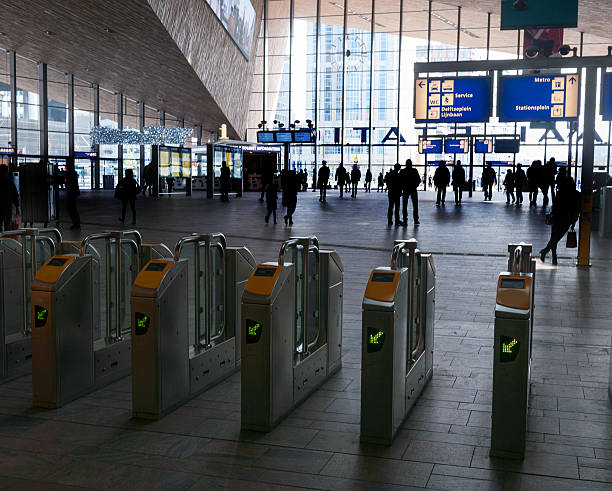 exit gates - rotterdam station stockfoto's en -beelden