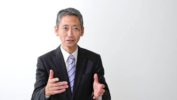 verklaren van middelbare leeftijd aziatische zakenman. interview concept. - japanse etniciteit stockfoto's en -beelden