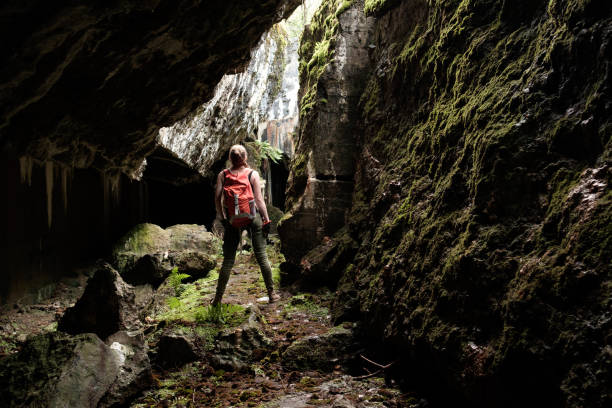 erkunden sie alte festung höhle - höhlenklettern stock-fotos und bilder