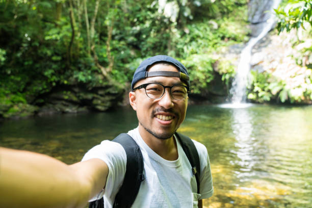沖縄の森を探索 - 自撮り ストックフォトと画像