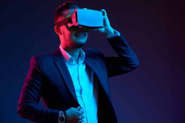 erkunden sie die virtuelle realität - vr brille stock-fotos und bilder