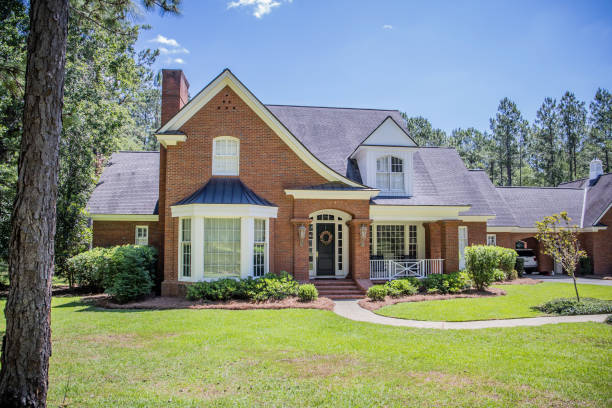 Exterior of Red Brick Traditional Southern Home Front view entrance of Exterior of Red Brick Traditional Southern Home. large Red Brick Traditional House Home on a wooded lot in the south south stock pictures, royalty-free photos & images