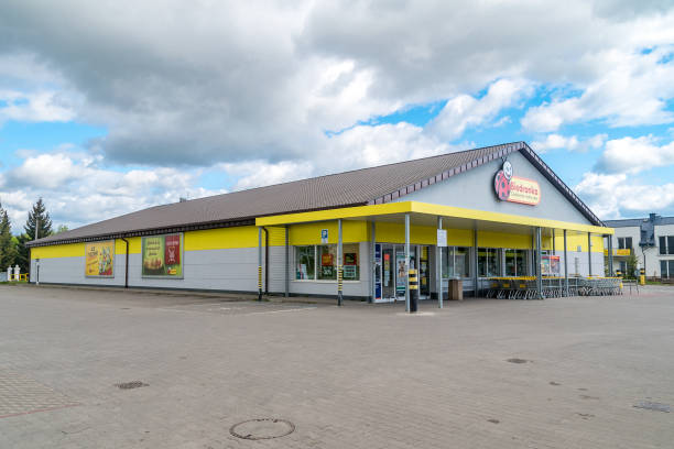 exterior view of biedronka store. - biedronka imagens e fotografias de stock