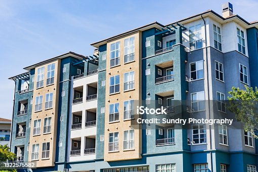 istock Exterior view of modern apartment building offering luxury rental units in Silicon Valley; Sunnyvale, San Francisco bay area, California 1322575582