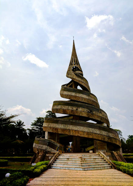 vista esterna sul monumento alla riunificazione, yaounde, camerun - camerun foto e immagini stock