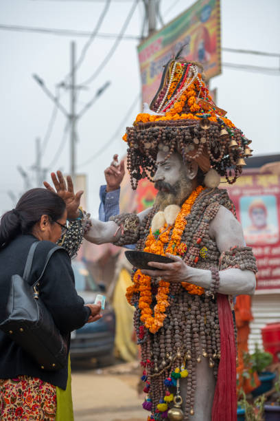 l'esuberante sadhu benedice una donna durante kumbh mela - blessin foto e immagini stock