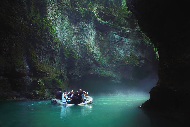 fabulous mystical canyon. georgia - fluisterboot stockfoto's en -beelden