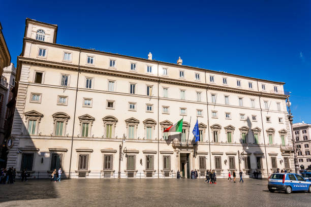 facciata di palazzo chigi a roma - elezioni italia foto e immagini stock