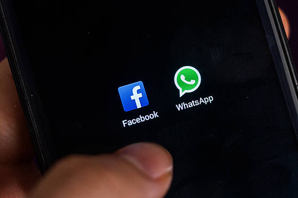 facebook acquires whatsapp - whatsapp stockfoto's en -beelden