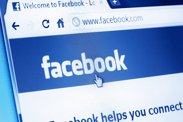 facebook main webpage on the browser - social media stock-fotos und bilder