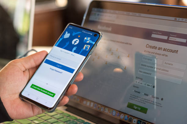 스마트폰 삼성 갤럭시 s10의 페이스북 가입 웹페이지 앱은 어디서나 소셜 네트워킹과 컴퓨터 노트북을 사용하여 등록 화면에서 사용자 로그인을 할 수 있다. - 소셜 네트워킹 뉴스 사진 이미지