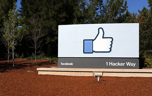 Facebook World Headquarters Menlo Park, CA, USA – March 18, 2014: A sign at the entrance to the Facebook World Headquarters located in Menlo Park. Facebook is a popular online social networking service. headquarters stock pictures, royalty-free photos & images