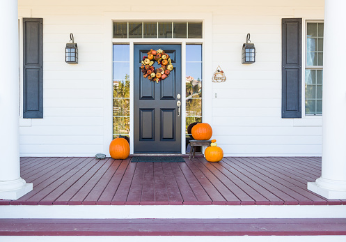 istock Decoración de otoño adorna hermosa entrada camino a casa 1170008900