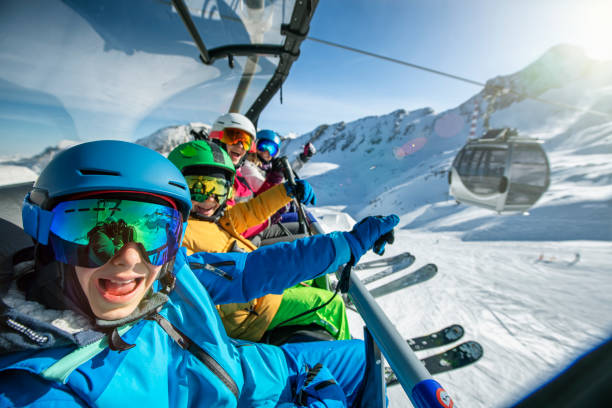 familie beim skifahren am sonnigen wintertag - ski stock-fotos und bilder