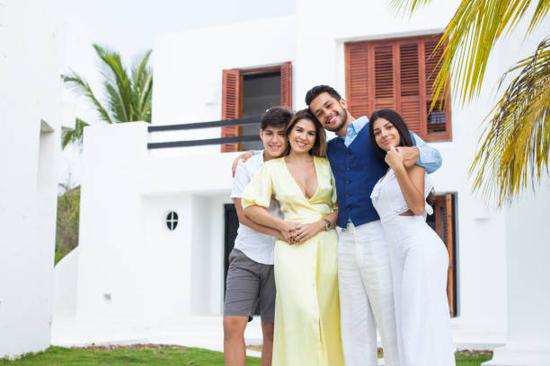 familia disfrutando de sus vacaciones en un hotel - latin family fotografías e imágenes de stock