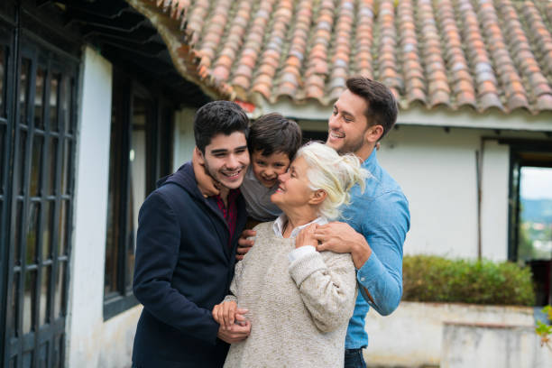felicidad familiar - latin family fotografías e imágenes de stock
