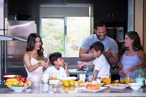 familia desayunando en la cocina - latin family fotografías e imágenes de stock