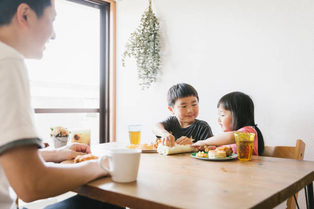 自宅で昼食を食べる家族 - 生活 ストックフォトと画像