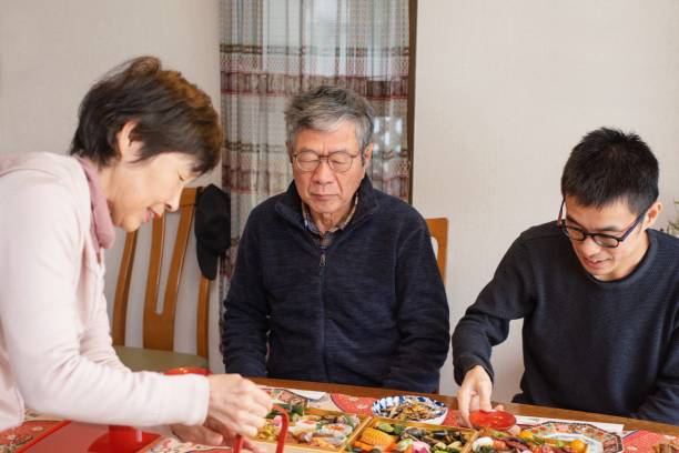 aile yeni yıl gününde osechi ryori sahip - saki baba stok fotoğraflar ve resimler