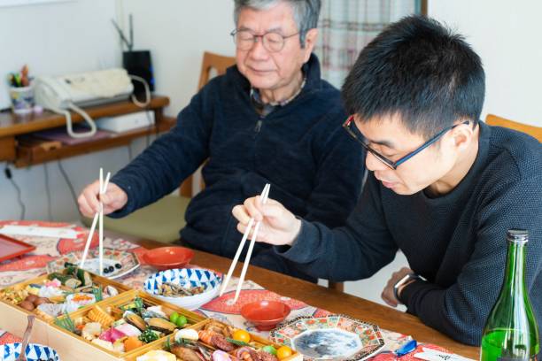 aile yeni yıl gününde osechi ryori sahip - saki baba stok fotoğraflar ve resimler